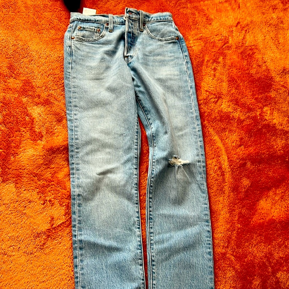 I am selling this Levi’s jeans